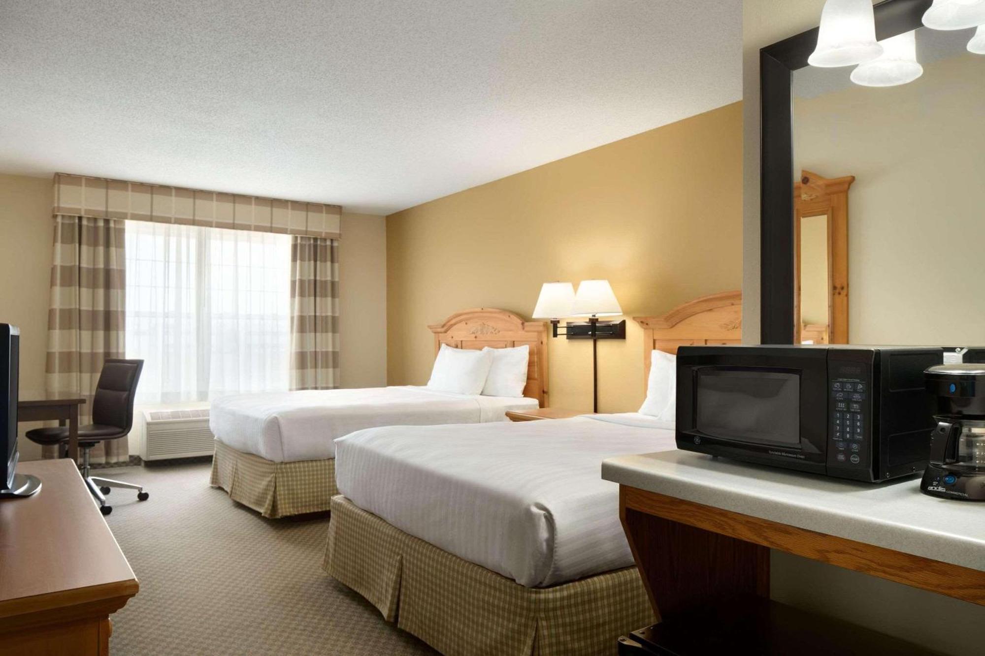 Country Inn & Suites By Radisson, Grinnell, Ia Bagian luar foto